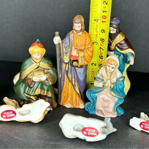 Scott's Porcelain 11 piece Nativity Christmas set with wood base. - Picture 9 of 16